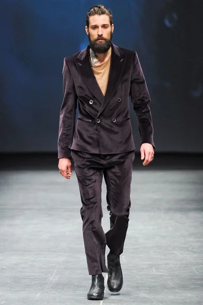 Look 15